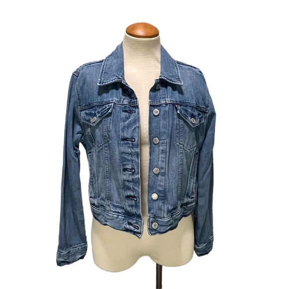 Levi's Jackets & Blazers - LEVI’S LIGHT WASH DENIM JEAN JACKET FALL